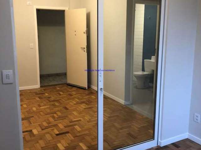 Apartamento 32.04m², 01 dormitório e 01 banheiro.   Condomínio com portaria 24hrs.  Excelente localização á 6 minutos andando para a estação do metrô