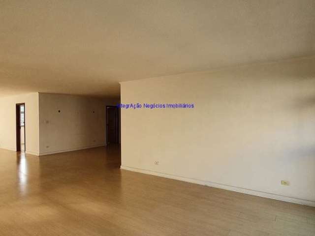 Apartamento 256m², 03 dormitórios (sendo 01 suíte), 03 banheiros e 03 vagas na garagem.  Condomínio com portaria, segurança 24hrs, salão de festa.