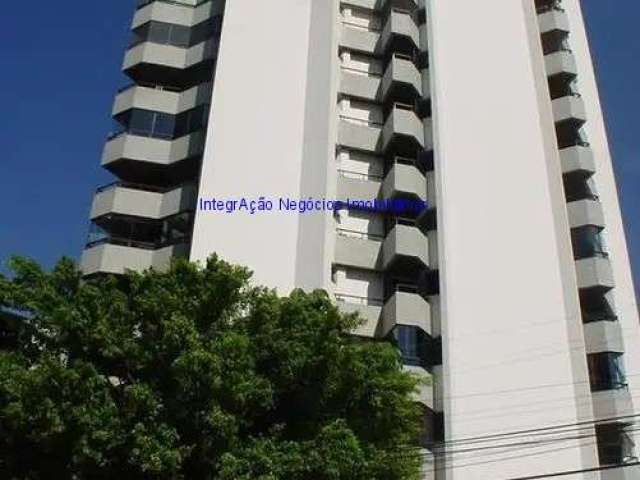 Apartamento 279m², 04 dormitórios (sendo 02 suítes), 03 banheiros e 03 vagas na garagem.    Condomínio com portaria, segurança 24hrs, piscina.