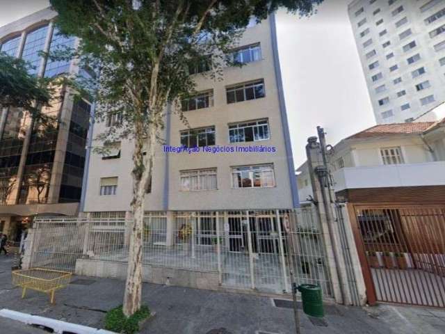 Apartamento 350m², 04 dormitórios (sendo 01 suíte), 02 banheiros e 02 vagas na garagem.    Condomínio com portaria 24hrs.  Excelente localização.