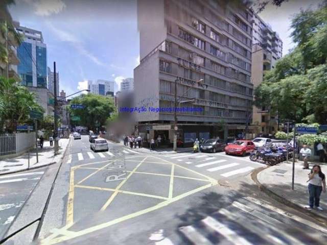 Conjuntpo Comercial 100m², 06 salas, 02 banheiros e  cozinha.  Condomínio com recepção e segurança 24hrs.  Excelente localização.