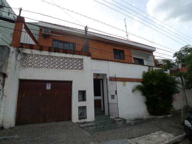 Casa Residencial 228m², 03 dormitórios (sendo 01 suíte), 04 banheiros e 04 vagas de garagem.    Excelente localização