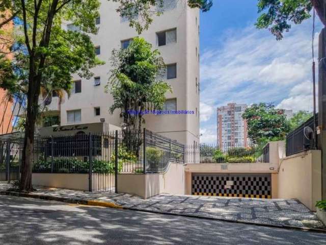 Apartamento 161m², 03 dormitórios (sendo suítes), 04 banheiros e 03 vagas na garagem.  Condomínio com portaria, segurança 24hrs, piscina.