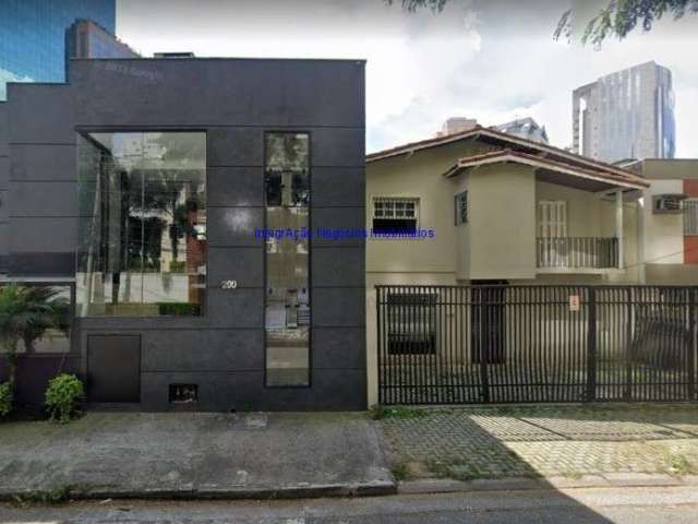 Sobrado Cormercial 120m², 02 salas, salão com pé direito duplo, 03 vagas, 02 banheiros (1 acessível), depósito e copa.  Excelente localização