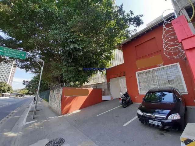 Casa Comercial 300m², 06 salas, 03 banheiros e 08 vagas na garagem;  Terreo: 03 salas , cozinha, 01 banheiro, 01 lavabo e quarto de empregada;