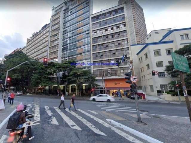 Conjunto Comercial 200m² e 04 banheiros.    Condomínio com recepção e segurança.  Excelente localização