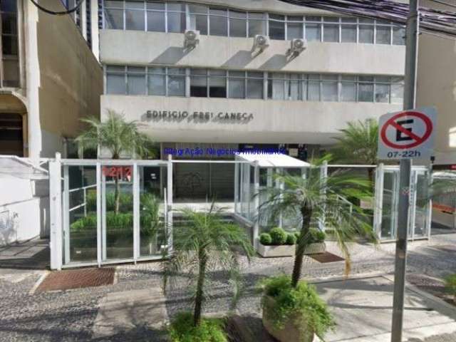 Conjunto Comercial 150m², 08 salas ( sendo 01 sala de espera; recepção), O2 banheiros e 01 Copa pequena.  Condomínio com recepção e segurança 24hrs.