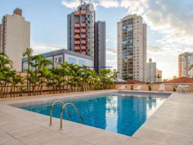 Apartamento 163m², 03 dormitórios (sendo  suítes), 05 banheiros e 03 vagas na garagem.  Condomínio com portaria, segurança 24hrs, piscina.