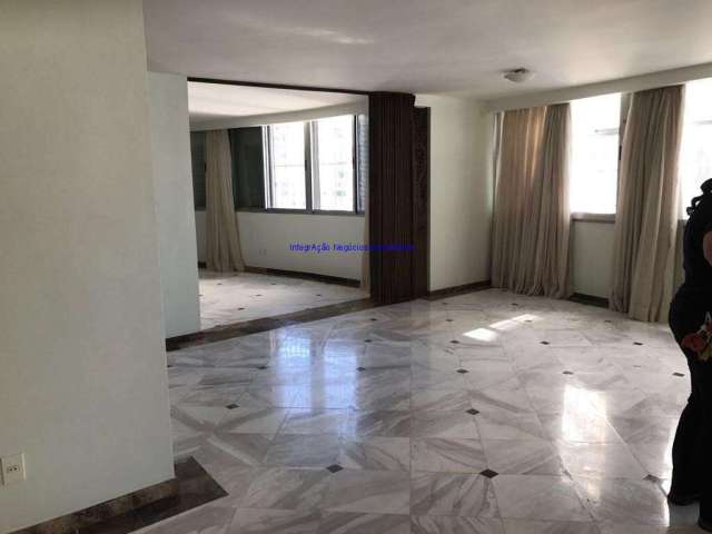 Apartamento 177m², 01 dormitório (sendo suíte), 02 banheiros e 02 vagas na garagem.  Condomínio com portaria, segurança 24hrs, Churrasqueira, Jardim.