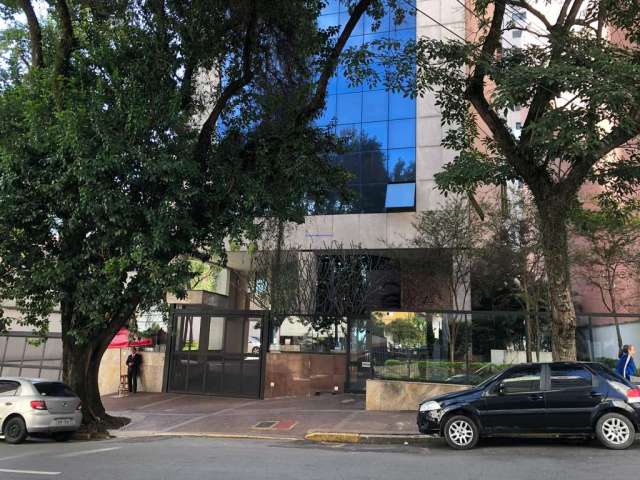 Conjunto Comercial 102m², 03 banheiros e 02 vagas na garagem.    Condomínio recepção e segurança 24hrs.   Excelente localização,