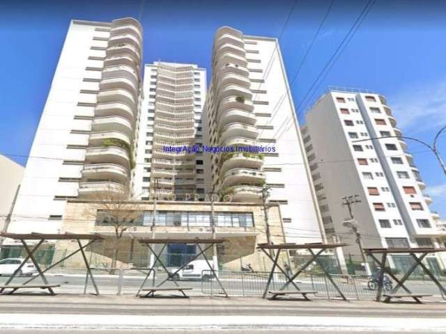 Apartamento 120m², 02 dormitórios, 02 banheiros e 01 vaga na garagem.    Condomínio com portaria.   Excelente localização entre as Alamedas Eduardo