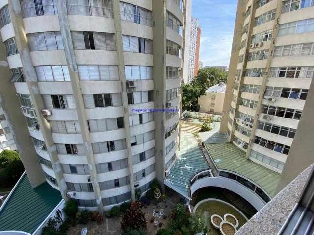 Apartamento 177m², 03 dormitórios (sendo 01 suíte), 03 banheiros e 02 vagas na garagem.  Condomínio com portaria, segurança 24hrs, piscina adulto