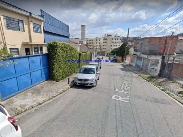 Galpão 700m², 01 escritório, 05 banheiros e 10 vagas na garagem; Possui quarto e cozinha no piso inferior.  Excelente localização.