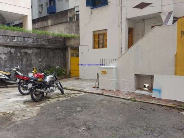 Casa Residencial 70m², 03 dormitórios, 02 banheiros e 01 vaga na garagem.  Excelente localização entre as Ruas Barata Ribeiro, Peixoto Gomide.