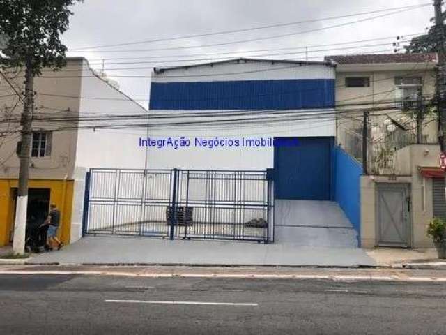 Galpão 440m², 03 banheiros e 07 vagas na garagem.  Excelente localização entre as Ruas Bom Pastor, Costa Aguiar e Xavier Curado.