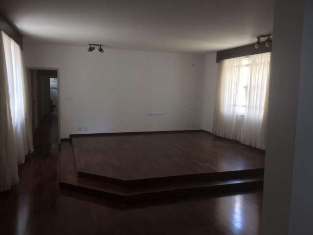 Apartamento 150m², 03 dormitórios (sendo 01 suíte), 02 banheiros e 01 vaga na garagem.  Condomínio com portaria e segurança 24hrs.