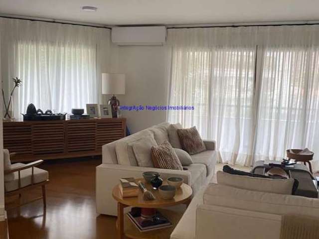 Apartamento 204m², 04 dormitórios (sendo 03 suítes), 04 banheiros e 03 vagas na garagem.  Condomínio com portaria, segurança 24hrs, piscina,