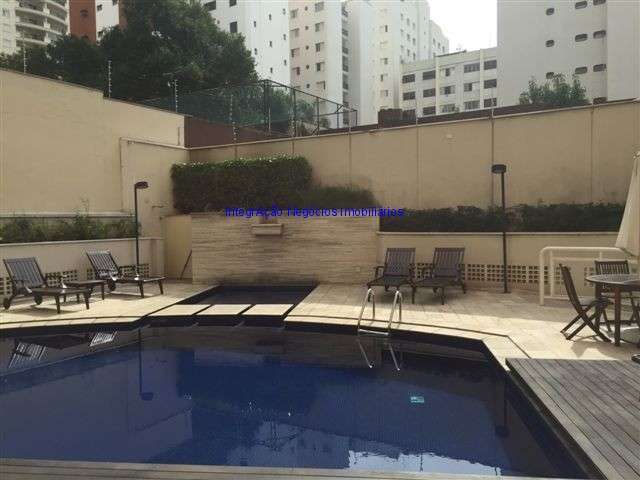 Apartamento MOBILIADO 104m², 03 dormitórios (sendo 01 suíte), 02 banheiros e 02 vagas na garagem.  Condomínio com portaria, segurança 24hrs, piscina