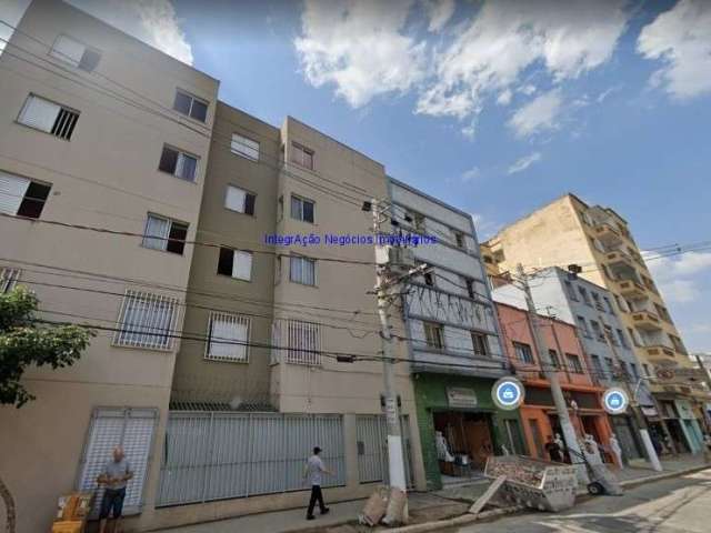 Apartamento 50m², 02 dormitórios e 01 banheiro.   Condomínio com portaria 24hrs e salão de festa.   Excelente localização entre as Ruas Cantareira,