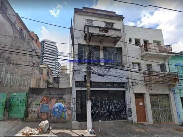 Prédio Comercial 370m², 03 Pavimentos, 7 banheiros. Entrada para lojas e entrada para o prédio que sao separadas.  Excelente localização