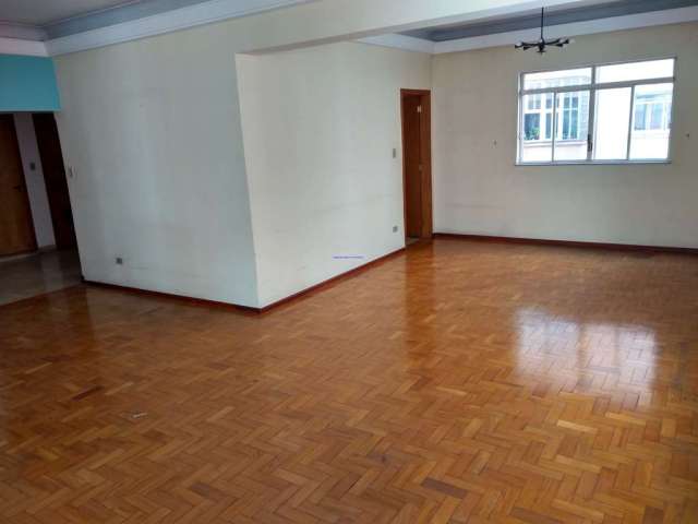 Apartamento 198m², 03 dormitórios, 02 banheiros e 01 vaga na garagem.  Condomínio com portaria 24hrs, salão de festa, churrasqueira e solarium.