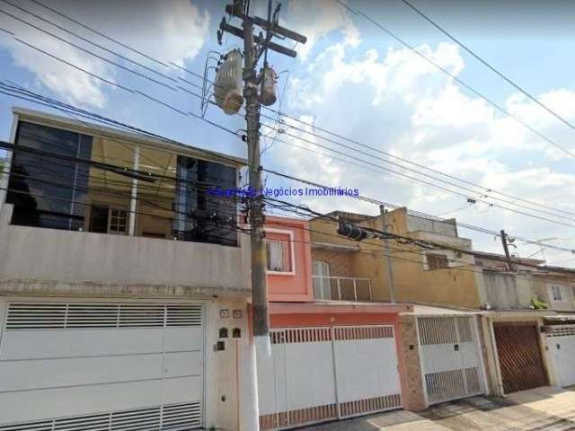 Casa 125m², 02 dormitórios (sendo 01 suíte), 02 banheiros e 02 vagas na garagem.  Excelente localização á 7 minutos andando para a estação do metrô