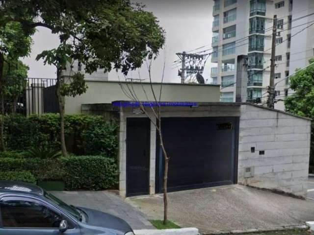 Sobrado Comercial 350m³, 06 salas, 06 banheiros e 08 vagas na garagem..  Excelente localização entre as Ruas Antônio de Macedo Soares, Volta Redonda.