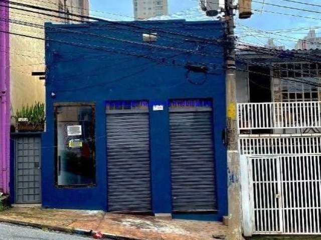 Loja 60m², com 01 banheiro, salão e mezanino. Residência Térreo 70m², 02 dormitórios, 01 banheiro; Possui quintal com área comum e lavanderia.