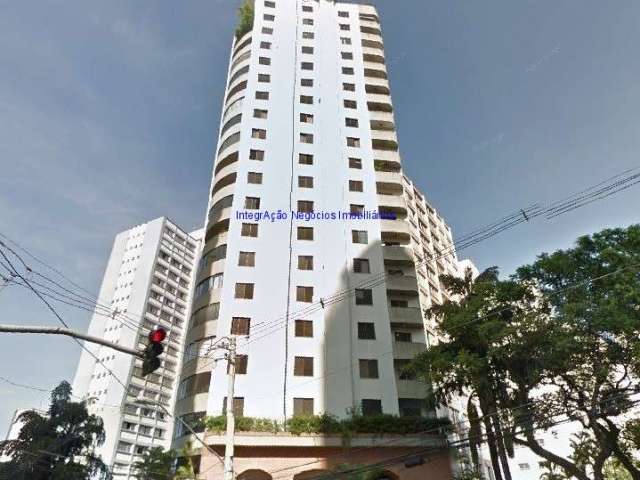 Apartamento 210m², 04 dormitórios (sendo 02 suítes), 05 banheiros e 04 vagas na garagem.  Condomínio com portaria 24hrs, piscina, academia e salão