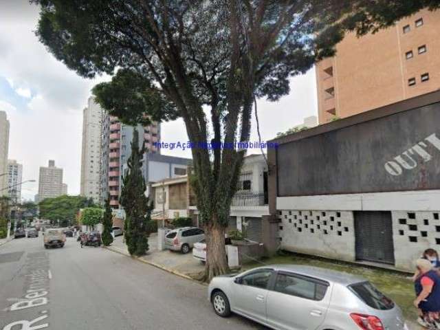 Sobrado loja 250m², térreo Salão amplo, 01 banheiro e 03 vagas na garagem; Andar superior 03 Salas e 03 banheiros.  Excelente localização