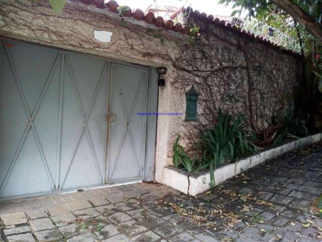 Casa 250m², 06 dormitórios (sendo 03 suítes), 05 banheiros e 03 vagas na garagem.   Excelente localização entre as Ruas Joaquim Nabuco, Bernadino