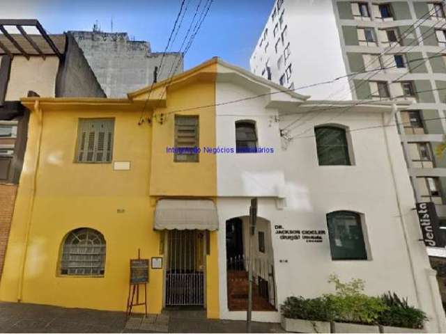 Sobrado 148m², 6 salas, 2 banheiros, cozinha, área de serviço, quintal.  Excelente localização quase esquina com a Rua Pamplona à 2 quadras da Avenida