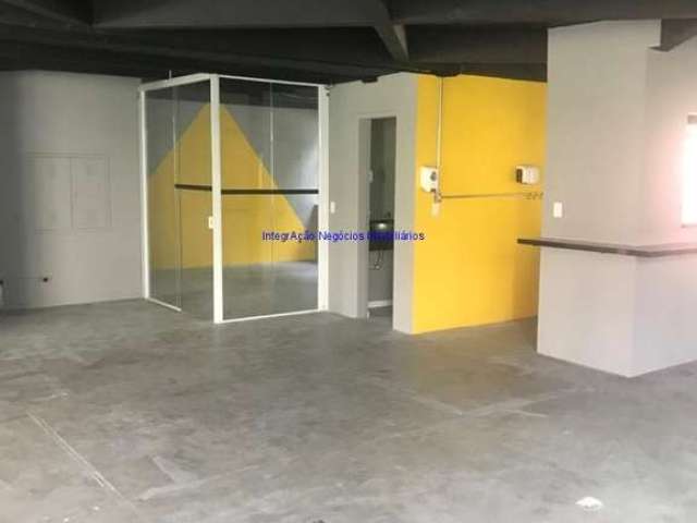 Conjunto Comercial 300m², 04 banheiros, 01 copa e 03 vagas na garagem.  Edifício com 11 andares, está atualmente com o vão livre pode ser alterado