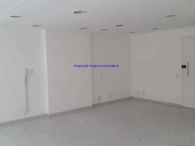 Conjunto Comercial 47m², 01 recepção, mais 03 ambientes e 01 banheiro. Ampla janela de vidro, piso frio, ar condicionado, interfone e lampadas de led.