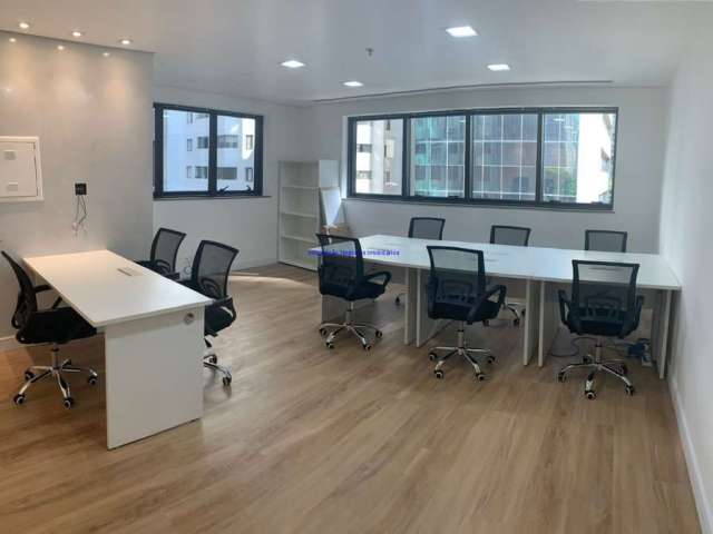 Conjunto Comercial MOBILIADO 33,51m², 02 banheiros e 01 vaga na garagem.   Condomínio com recepção e segurança 24hrs.   Excelente localização