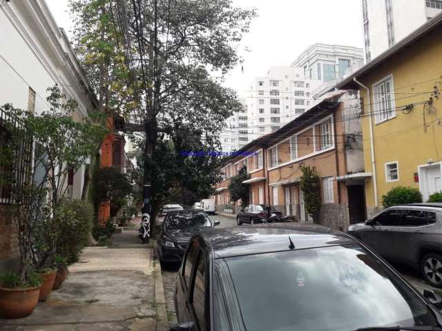 Imóvel com 120m² total, Com 04 Salas, 02 Banheiros e Excelente jardim nos fundos.   Em uma vila no bairro do Higienópolis