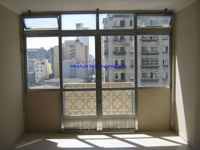 Apartamento 74m², 01 dormitório (sendo suíte) e 02 banheiros.   Condomínio sem portaria.   Excelente localização á 7 minutos andando para a estação