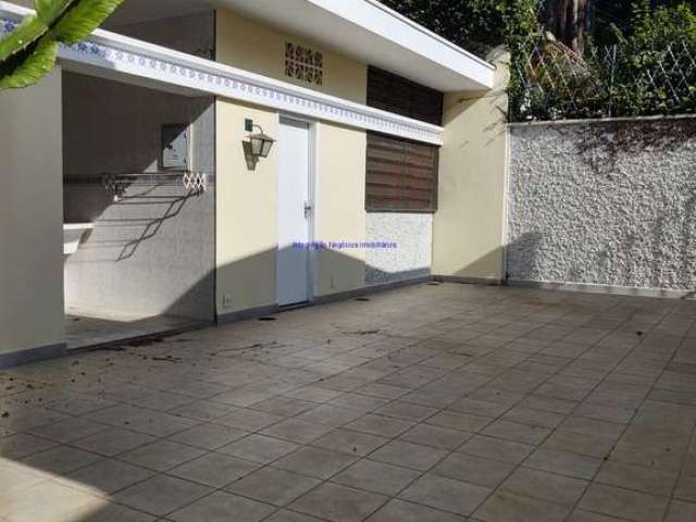 Casa 251m², 02 dormitórios 01 sendo suíte, 01 lavabo, sala para dois ambientes, sala de jantar, cozinha, copa. Área de serviço tem uma edícula