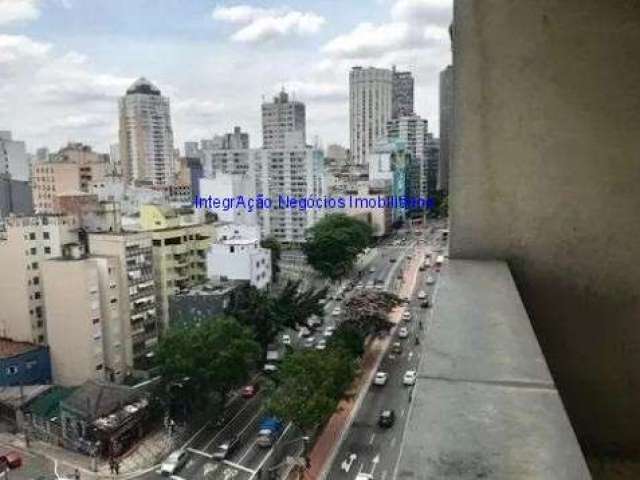 Apartamento 134m², 02 dormitórios, 02 banheiros, sem vaga na garagem. Imóvel amplo, ensolarado, planta antiga quadrada, com pé direito alto,