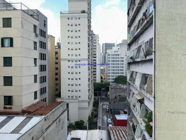 Apartamento Studio 32m², 01 dormitório e 01 banheiro.  Condomínio com segurança e portaria.  Excelente localização