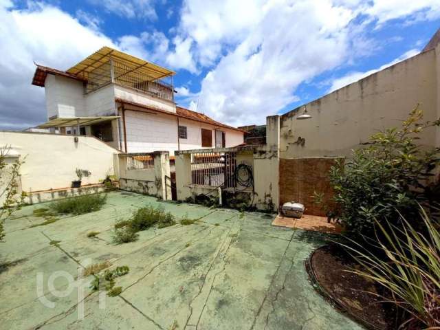 Casa com 4 quartos à venda na Santa Efigênia, Belo Horizonte  por R$ 850.000