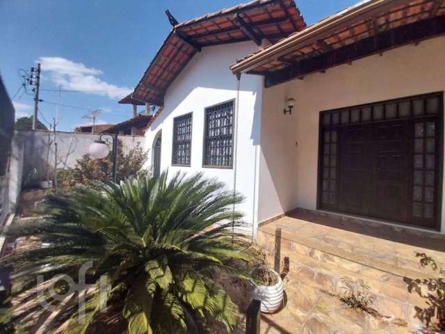 Casa com 4 quartos à venda no Jardim Ipê, Lagoa Santa  por R$ 750.000