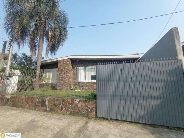 Casa à venda com 4 Dormitórios, Vaga de garagem para 3 veículos, churrasqueira e Pátio com Árvores Frutíferas.