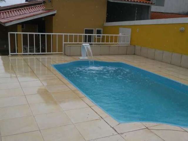 Casa mobiliada com piscina, nascente, 02 dormitórios sendo 02 suites, quiosque e a 800m da praia