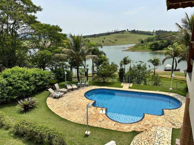 Casa pé na água com vista panorâmica para água e montanha