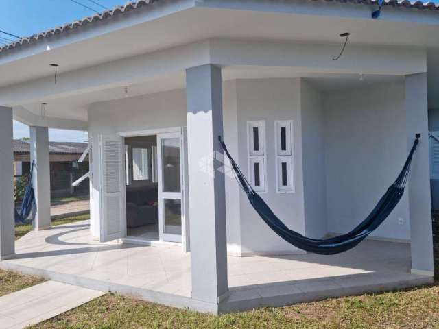 Casa excepcional em Torres, 3 quartos, 1 suite, aceita pet, próximo a praia, mobiliada, reformada