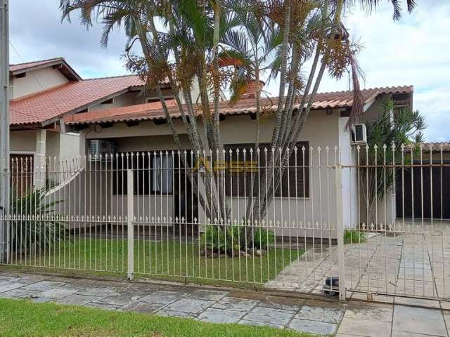 Casa térrea 03 dormitórios, garagem coberta, amplo pátio nos fundos