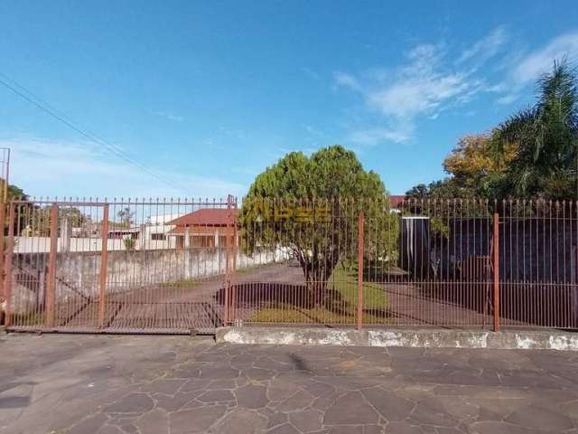 Casa térrea c/ 01 dormitório, garagem, amplo pátio - Bairro Niterói