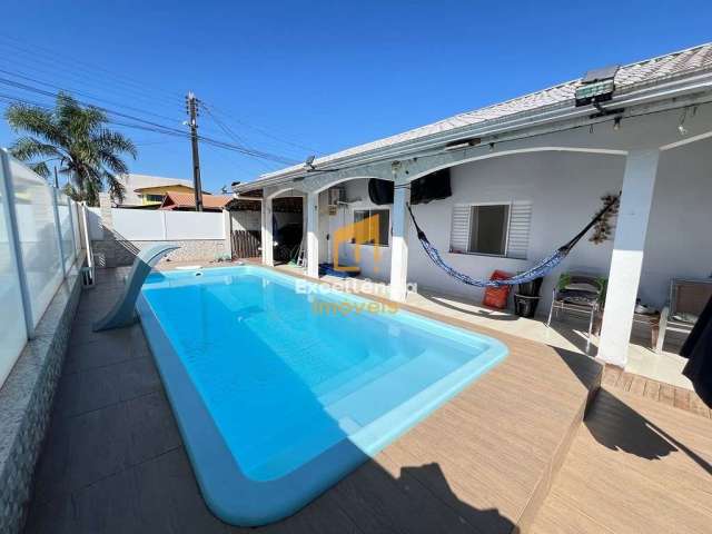 Casa com piscina na faixa do mar