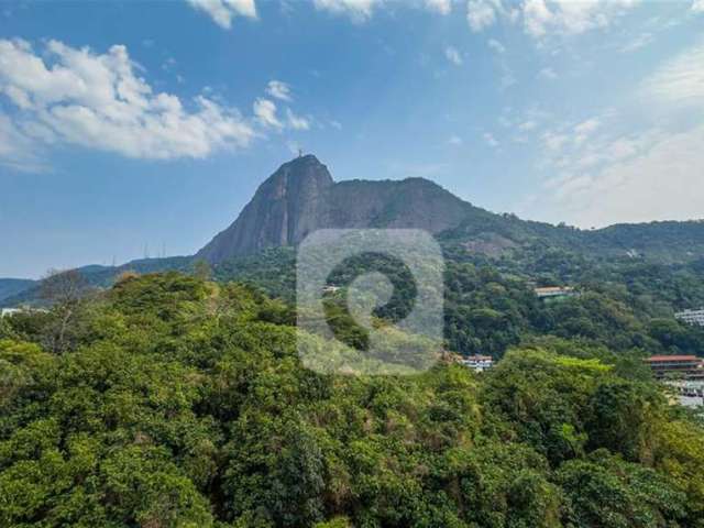 Deslumbrante vista montanha verde e CRisto